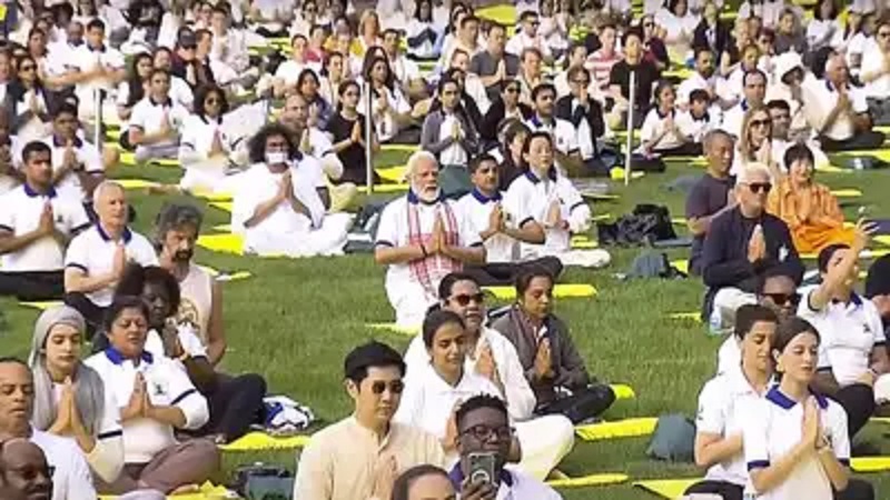 https://newsfirstlive.com/wp-content/uploads/2023/06/Modi-Yoga_1.jpg