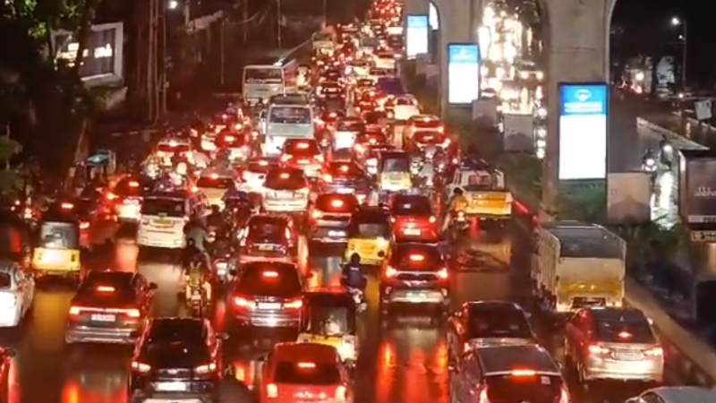 https://newsfirstlive.com/wp-content/uploads/2023/07/Hyderabad-Traffic.jpg