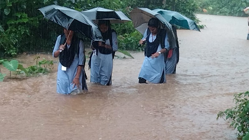 Karnataka Rain: ರಾಜ್ಯದಲ್ಲಿ ಮುಂದುವರಿದ ಮಳೆ.. ಇಂದು ಈ ಜಿಲ್ಲೆಗಳಲ್ಲಿ ಶಾಲಾ-  ಕಾಲೇಜುಗಳಿಗೆ ರಜೆ - News First Live