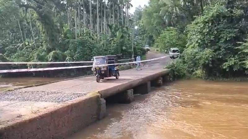 ಸೇತುವೆ ಶಿಥಿಲ, ಡಿಸಿ ಭೇಟಿ ಕೊಟ್ಟು ಪರಿಶೀಲನೆ