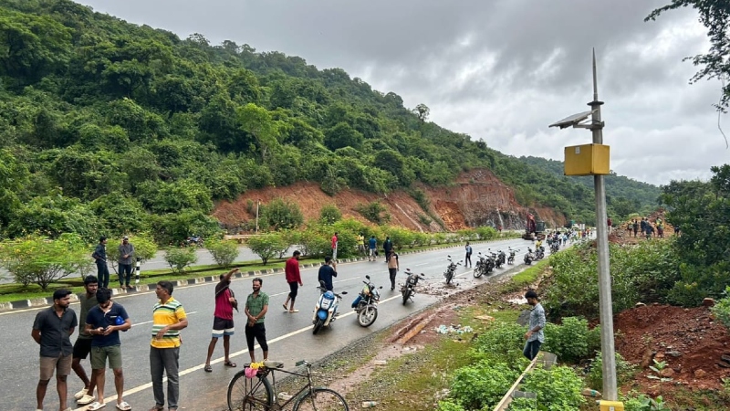 ಅಂಕೋಲಾ ತಾಲೂಕಿನ ಶಿರೂರು ಬಳಿ ಸಂಭವಿಸಿದ ಗುಡ್ಡ ಕುಸಿತದಲ್ಲಿ ಒಂದೇ ಕುಟುಂಬದ ಐವರು ಸಿಲುಕಿರುವ ಶಂಕೆ ವ್ಯಕ್ತವಾಗಿದೆ.