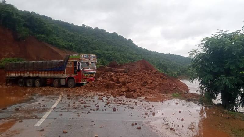 ಶಿರೂರಿನ ಬೊಮ್ಮಯ್ಯ ದೇವಸ್ಥಾನದ ಬಳಿ ಗುಡ್ಡ ಕುಸಿದಿದೆ. ಗುಡ್ಡ ಕುಸಿದ ಪರಿಣಾಮ ಟೀ ಸ್ಟಾಲ್ ಸೇರಿ ಹಲವು ಅಂಗಡಿಗಳಿಗೆ ಹಾನಿಯಾಗಿದೆ. 