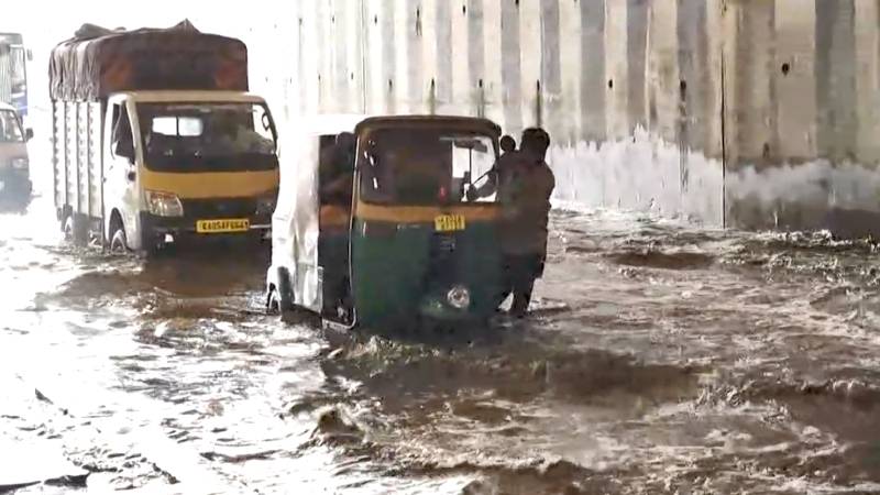 ಜಯದೇವ ಹಾಸ್ಪಿಟಲ್​ ಅಂಡರ್​ಪಾಸ್​ನಲ್ಲಿ ರಿಕ್ಷಾ ಕೆಟ್ಟು ಹೋಗಿ ಚಾಲಕ ತಳ್ಳಿಕೊಂಡು ಹೋಗುವ ದೃಶ್ಯ ನ್ಯೂಸ್​ಫಸ್ಟ್ಗೆ ಸಿಕ್ಕಿದೆ